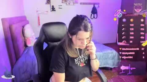 Snapshot of guinivere_blake chatting on October 13, 5:32 am Hello Im Julieta Im 25 years old welcome to my room have fun and be happy. online show from October 13, 5:32 am