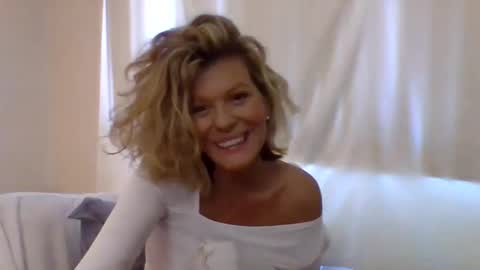 Snapshot of haileys123 chatting on December 20, 7:39 pm Hailey online show from December 20, 7:39 pm
