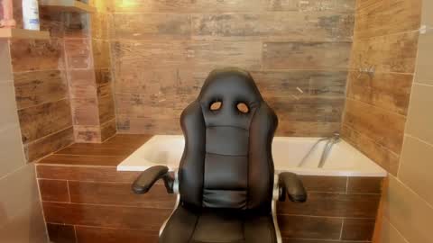 HANAH  online show from December 14, 1:49 pm