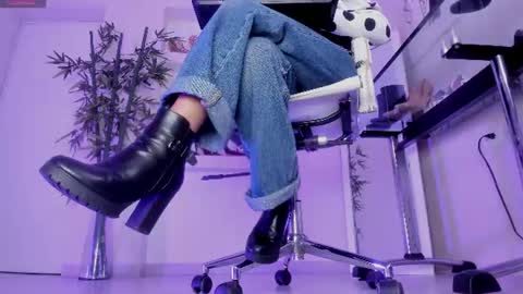 HANNAH HOWELL online show from June 25, 9:35 am