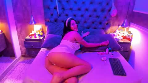 Snapshot of hannahvianey chatting on October 17, 2:31 pm Hannah online show from October 17, 2:31 pm