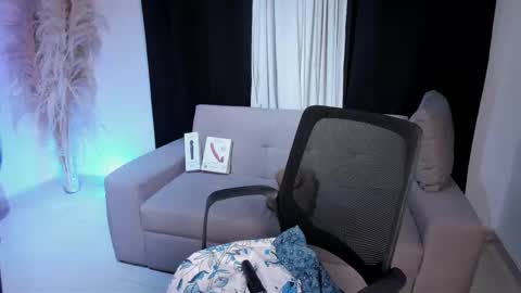 Snapshot of hannasophia_ chatting on September 19, 3:05 am online show from September 19, 3:05 am