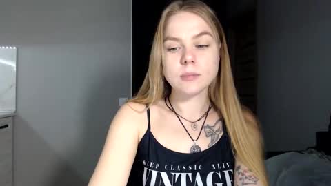 happy_fox_ online show from February 13, 10:00 pm