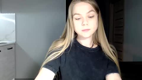 happy_fox_ online show from February 10, 10:35 pm