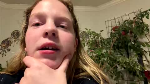 happysnowbunny24 online show from June 7, 2:51 am