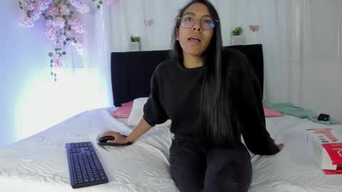 Snapshot of heidi_feuer chatting on September 24, 1:10 pm heidi_feuer online show from September 24, 1:10 pm