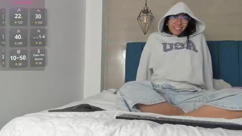 Snapshot of heidi_feuer chatting on October 10, 12:32 pm heidi_feuer online show from October 10, 12:32 pm