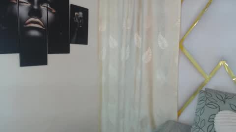 Snapshot of heidy_wells chatting on February 19, 12:00 pm Heidy online show from February 19, 12:00 pm