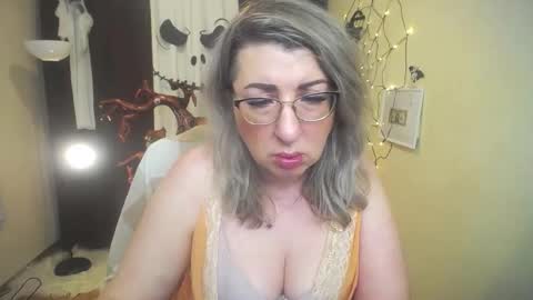 Snapshot of helenenigma chatting on October 19, 6:32 pm helenenigma online show from October 19, 6:32 pm