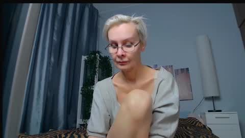 Snapshot of helgahimmele chatting on February 1, 4:35 am Helga online show from February 1, 4:35 am