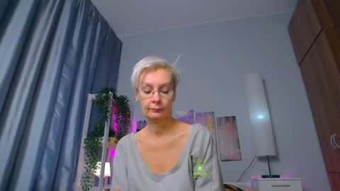 Snapshot of helgahimmele chatting on February 15, 7:27 am Helga online show from February 15, 7:27 am