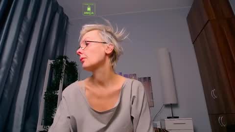 Snapshot of helgahimmele chatting on February 11, 4:12 am Helga online show from February 11, 4:12 am