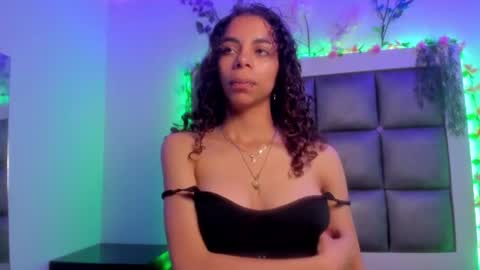 hellen__smith_ online show from June 30, 10:20 pm