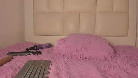 hellen__smith_ online show from February 11, 6:20 pm