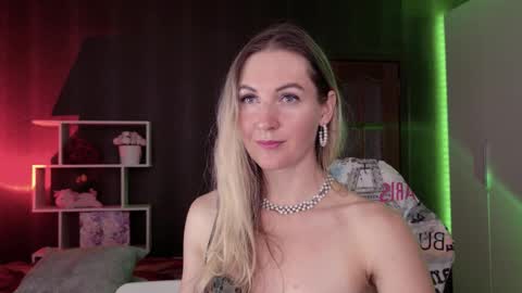 Snapshot of hello_lisha chatting on October 2, 10:53 am Alisia Monday to Friday from 10 am to 4 pm GMT 2 online show from October 2, 10:53 am