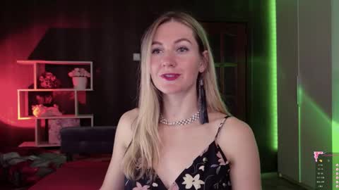 Snapshot of hello_lisha chatting on October 13, 8:39 am Alisia Monday to Friday from 10 am to 4 pm GMT 2 online show from October 13, 8:39 am