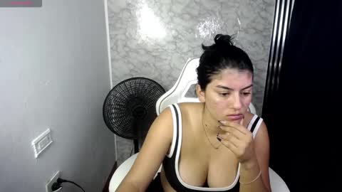 helloo_kityy25 online show from January 7, 4:05 am