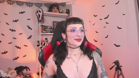 Snapshot of herinfernalmajesty chatting on January 23, 3:16 am  Marie  online show from January 23, 3:16 am