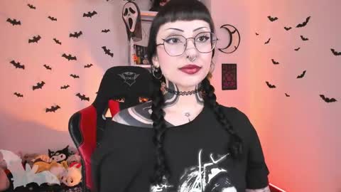 Snapshot of herinfernalmajesty chatting on October 8, 3:11 am  Marie  online show from October 8, 3:11 am