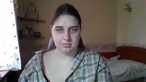 hess_luna_ online show from February 27, 10:37 am