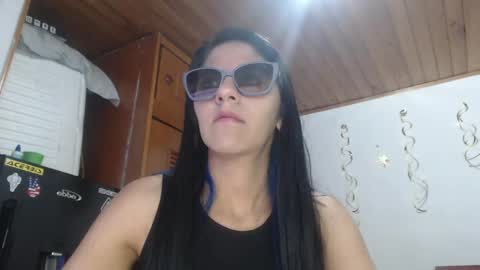 Snapshot of hilari18 chatting on December 19, 3:29 am hilaril18 online show from December 19, 3:29 am