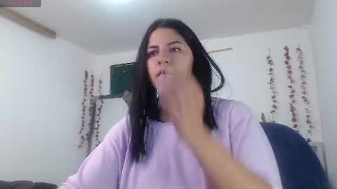 hilaril18 online show from July 18, 12:36 am