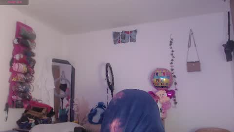 hilaril18 online show from June 21, 12:03 am