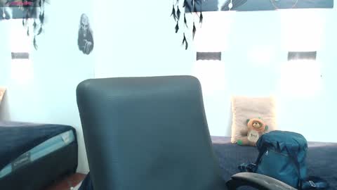 Snapshot of hilaryclowerx chatting on December 5, 2:42 am H I L A R Y online show from December 5, 2:42 am