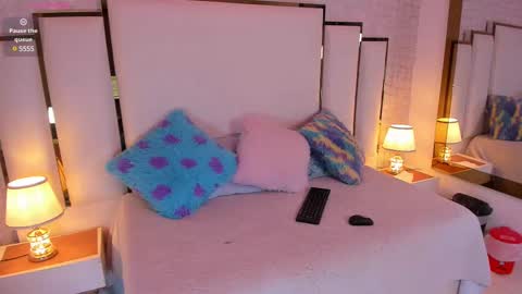 Snapshot of hillary_uckerman_ chatting on February 18, 7:32 pm Hillary online show from February 18, 7:32 pm
