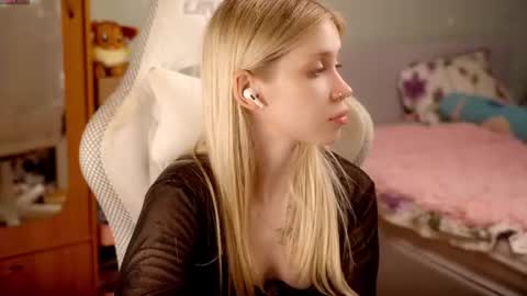 Holly online show from June 16, 5:58 pm