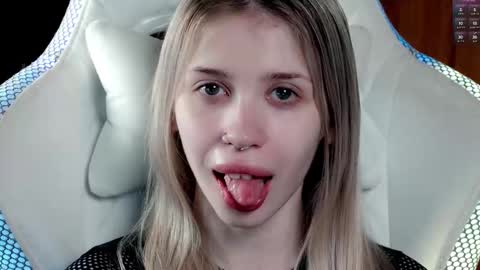 Holly online show from December 5, 7:26 pm