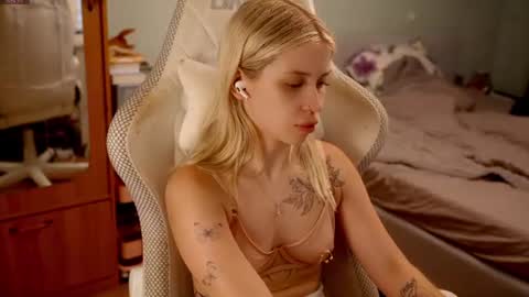 Holly online show from July 8, 5:37 pm