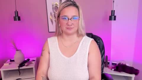 Hollie online show from November 6, 12:22 pm