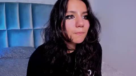 hollypeach_ online show from July 8, 7:38 pm