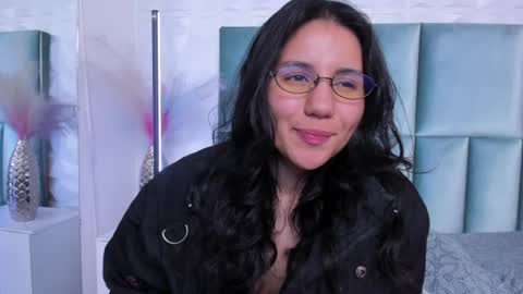 hollypeach_ online show from June 29, 10:15 am