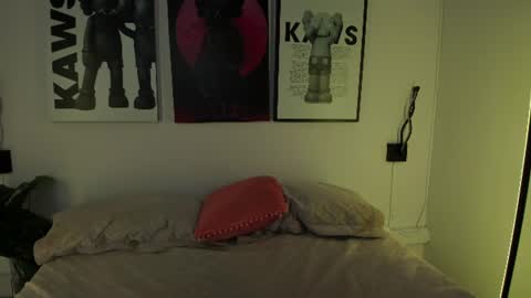 hollypeach_ online show from June 16, 7:48 pm