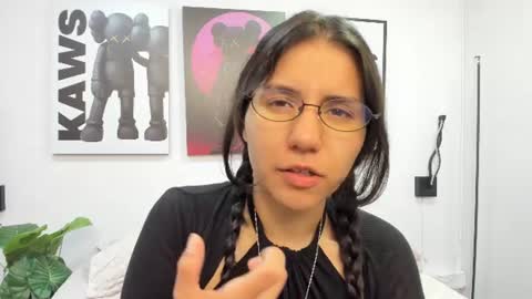 hollypeach_ online show from June 15, 7:47 pm