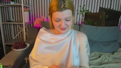 Holly online show from April 11, 1:33 am