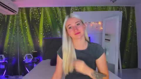 HollyTaillor online show from September 13, 5:37 am