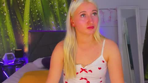 HollyTaillor online show from October 15, 8:17 am