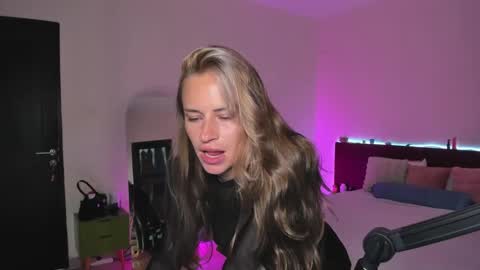 Snapshot of holy_khloe chatting on February 6, 2:55 am Kira Purrr online show from February 6, 2:55 am