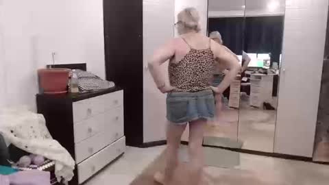 Snapshot of honey_lady_ chatting on October 20, 1:25 pm Honey Lady online show from October 20, 1:25 pm