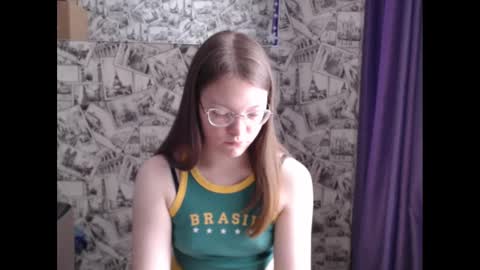 Snapshot of honey_mood chatting on February 13, 9:20 am Lina online show from February 13, 9:20 am