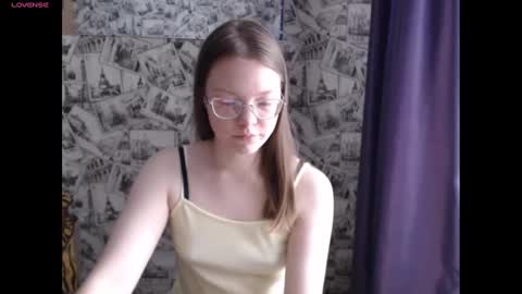 Snapshot of honey_mood chatting on December 26, 9:22 am Lina online show from December 26, 9:22 am