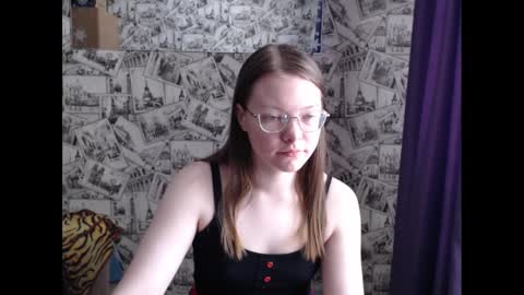 Snapshot of honey_mood chatting on February 20, 7:45 am Lina online show from February 20, 7:45 am