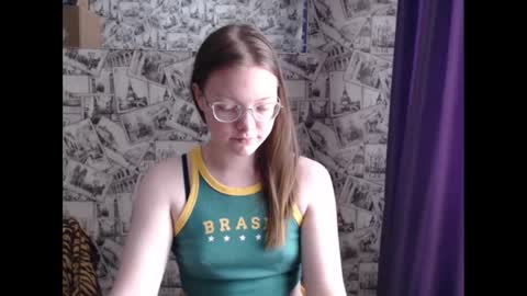 Snapshot of honey_mood chatting on March 2, 9:10 am Lina online show from March 2, 9:10 am