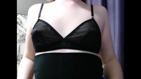 Snapshot of honey_mood chatting on September 30, 3:06 pm Lina online show from September 30, 3:06 pm