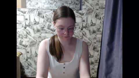 Snapshot of honey_mood chatting on October 8, 1:59 pm Lina online show from October 8, 1:59 pm