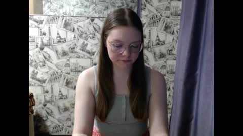 Snapshot of honey_mood chatting on October 15, 12:19 pm Lina online show from October 15, 12:19 pm