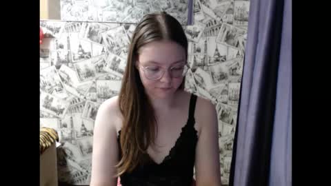 Snapshot of honey_mood chatting on September 10, 2:28 pm Lina online show from September 10, 2:28 pm